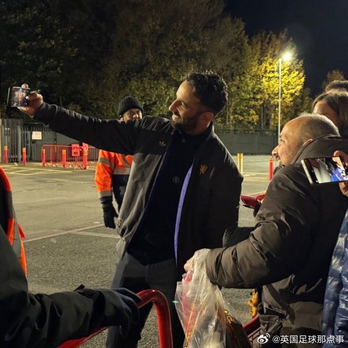阿莫林这规矩，英超曼联老特拉福德球迷签名一场两拨，别闹了！