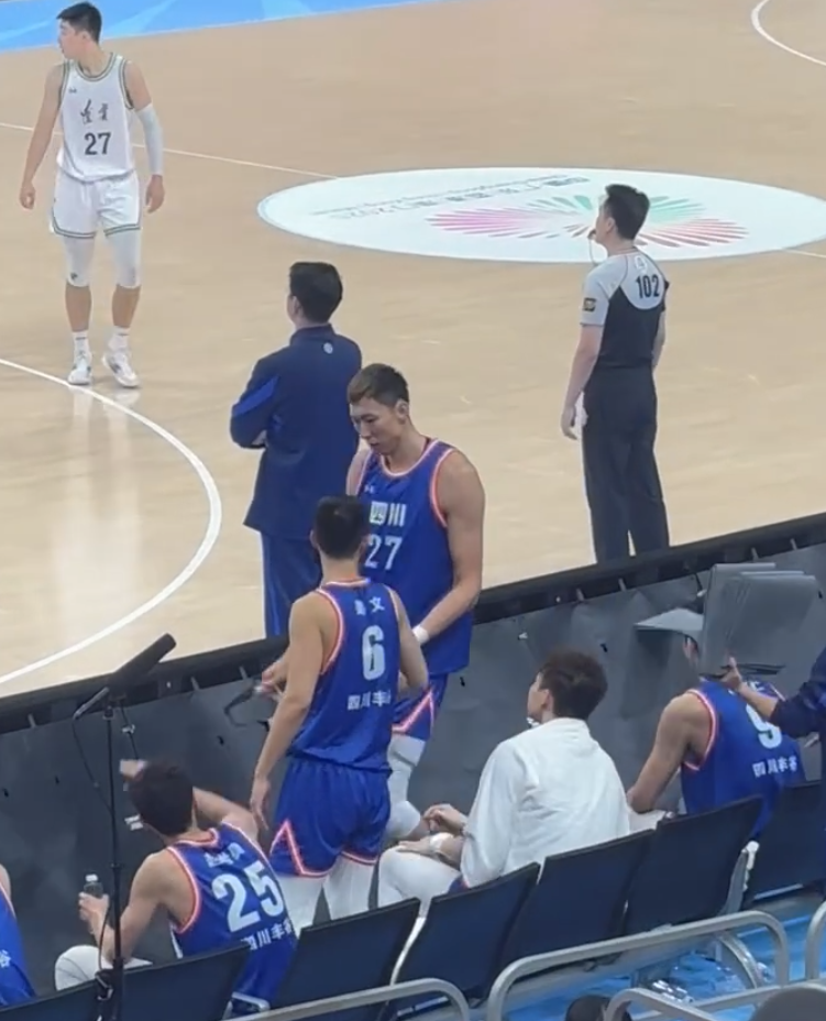 81-60！四川队花2000万组‘雇佣兵’摘铜，CBA里值不值？