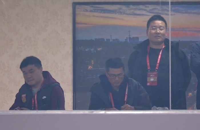 1次公开露面，邵佳一现身熊猫杯：看台上的国足课堂比英超还尴尬