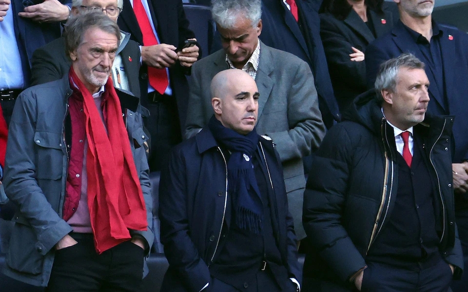 曼联下令员工社媒禁泄密，400人被砍，巴萨还能扛多久？