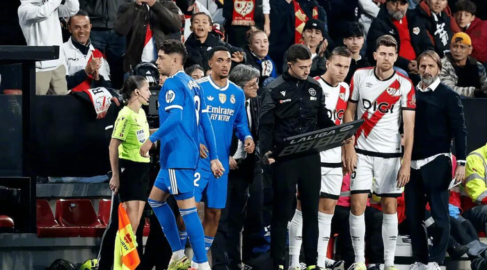 皇家马德里右后卫三人局：3人豪华名单，10天伤停把西甲教练弄崩？