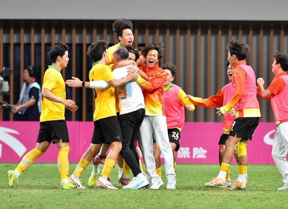 11月12日6-4点球定乾坤，湖北夺金像英超也像NBA