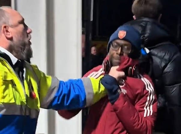 英超第11轮阿森纳2-2桑德兰，一场平局背后的冲突升级，球迷与安保火药味十足