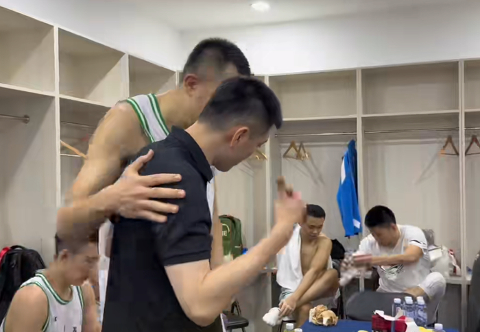 韩德君1次拥抱收官，辽宁告别瞬间比NBA退场还戏精（含英超式矛盾）