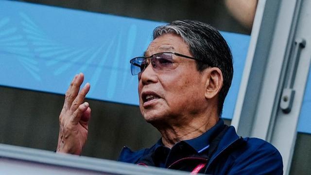 81岁徐根宝带队点球5比4赢鲁能夺铜牌，英超式心态管理比战术还重要