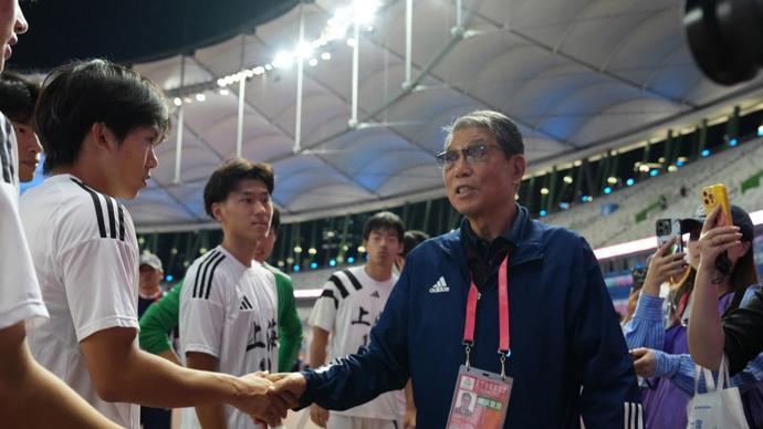 U20铜牌5-4，上海市男足比英超阵容还散，教练像NBA替补?