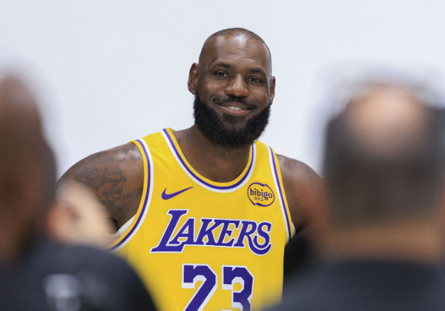 11月13日NBA三消息：比尔赛季报销、湖人詹姆斯下放、火箭42.8%三分疯了