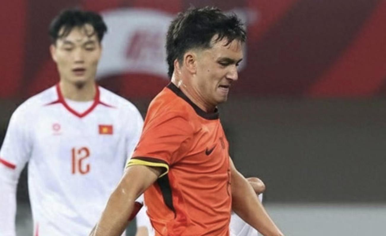 熊猫杯国足U220-1吃瘪，邵佳一现场观战像英超替补教练？