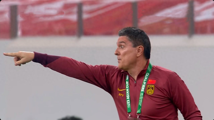 0-1丢球后谁背锅？安东尼奥的中超式固执把U22逼急了