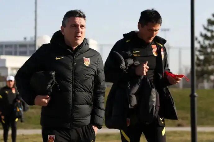 新国足45岁主帅邵佳一冬训考察U22，熊猫杯战越南才刚开场