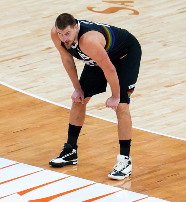 快船4连败变笑柄？NBA约基奇55分把詹姆斯·哈登送进教科书