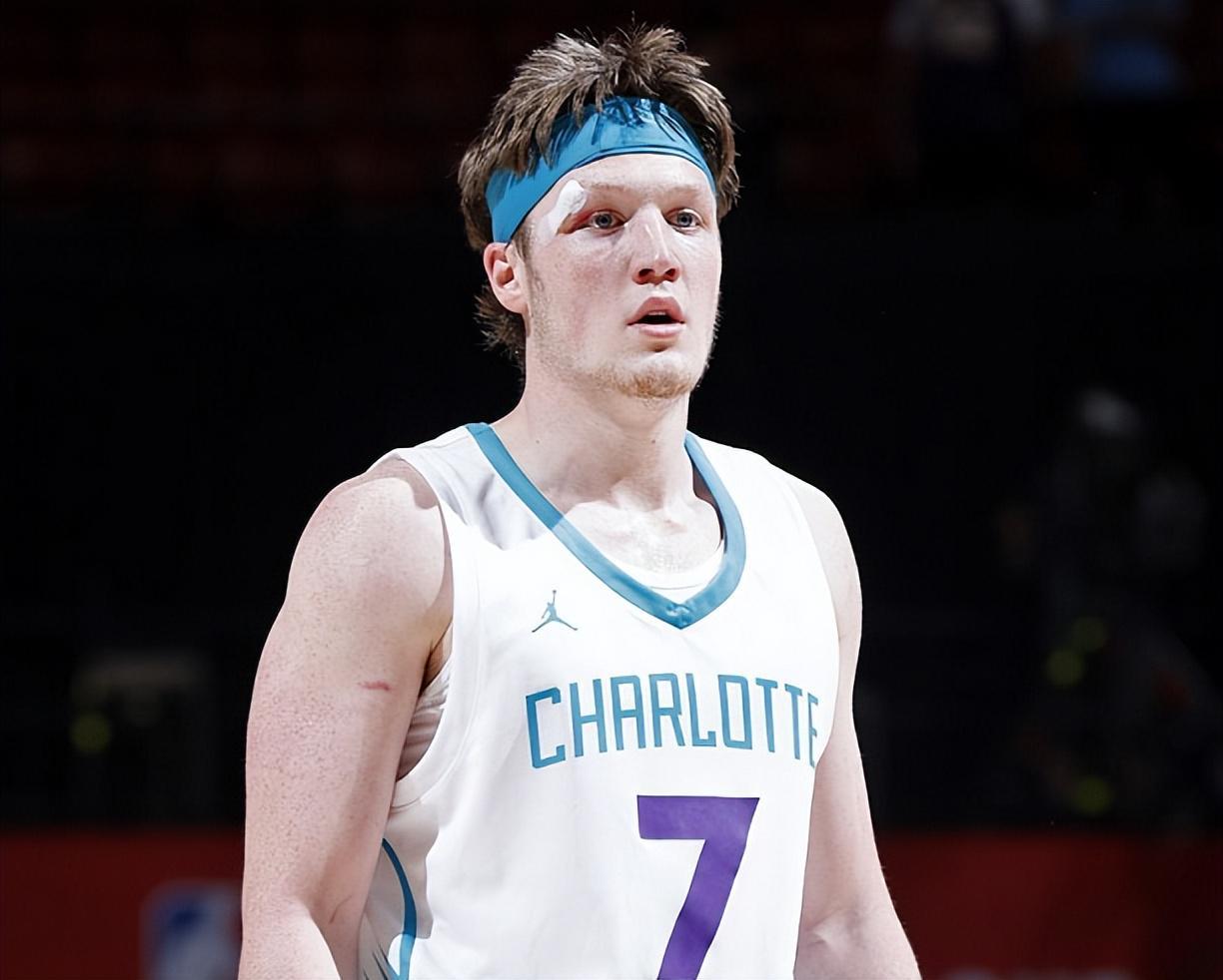 NBA新秀大战升级：状元郎弗拉格低调发力，黄蜂队克尼佩尔火力全开，场均16+还有谁？