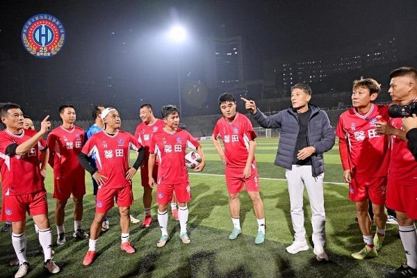 重庆隆鑫25年经典翻车？李章洙统帅联谊纪念赛PK铜梁龙背后的“馨田”绿茵故事