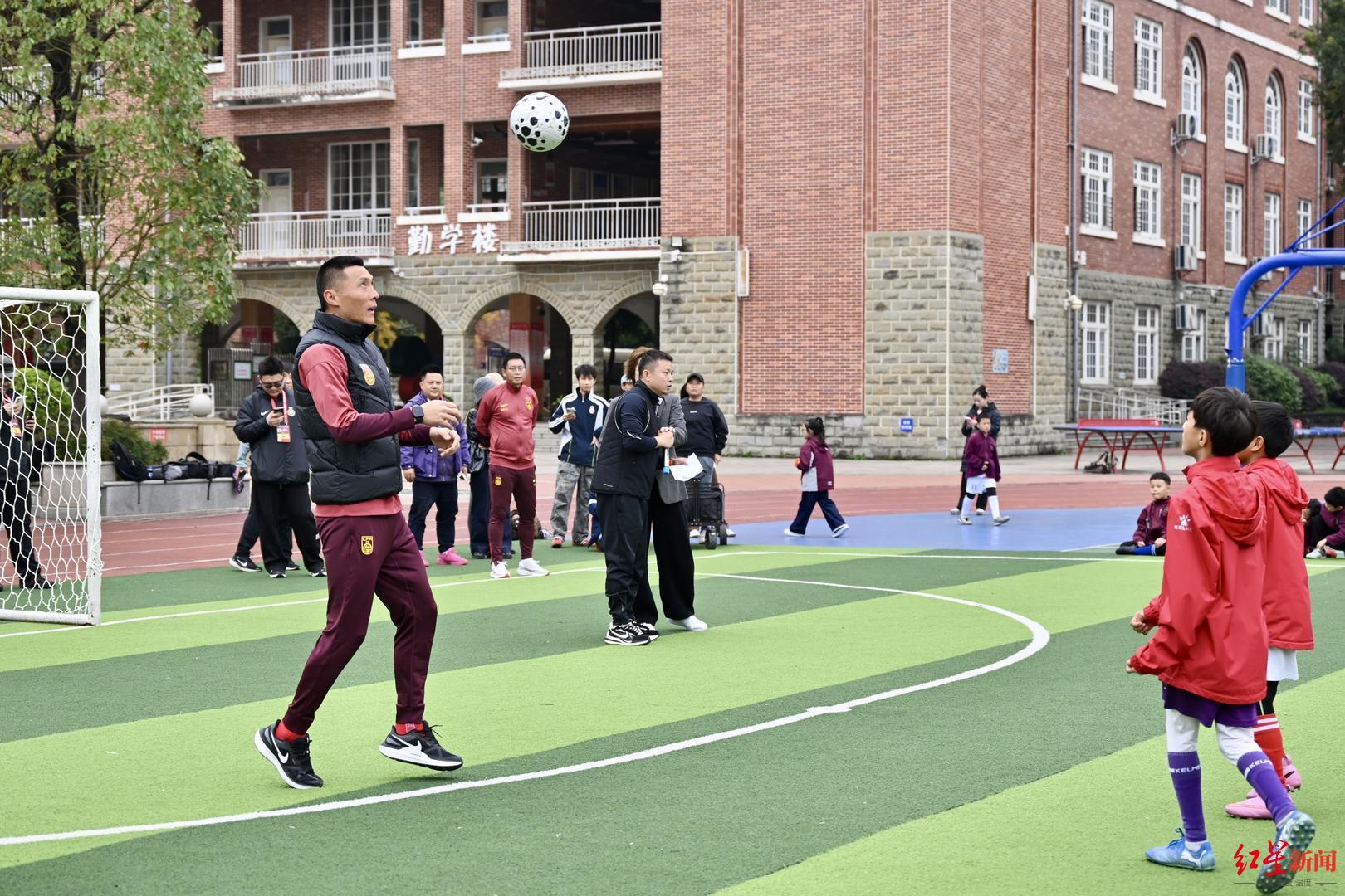 1:1握手言和,U22国脚在成都市的这节足球课比英超冷门还会撩