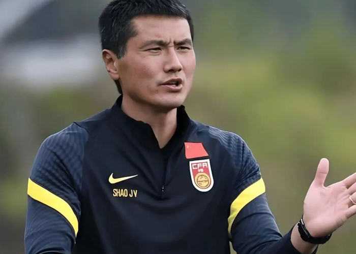 国足8个月无热身赛，邵佳一的主教练处境比英超水土不服还尴尬