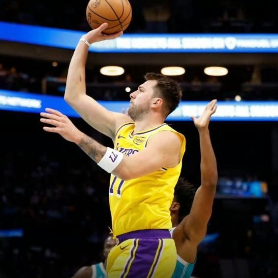 湖人10场7胜3负：东契奇38分撕碎黄蜂防线，NBA谁能挡？