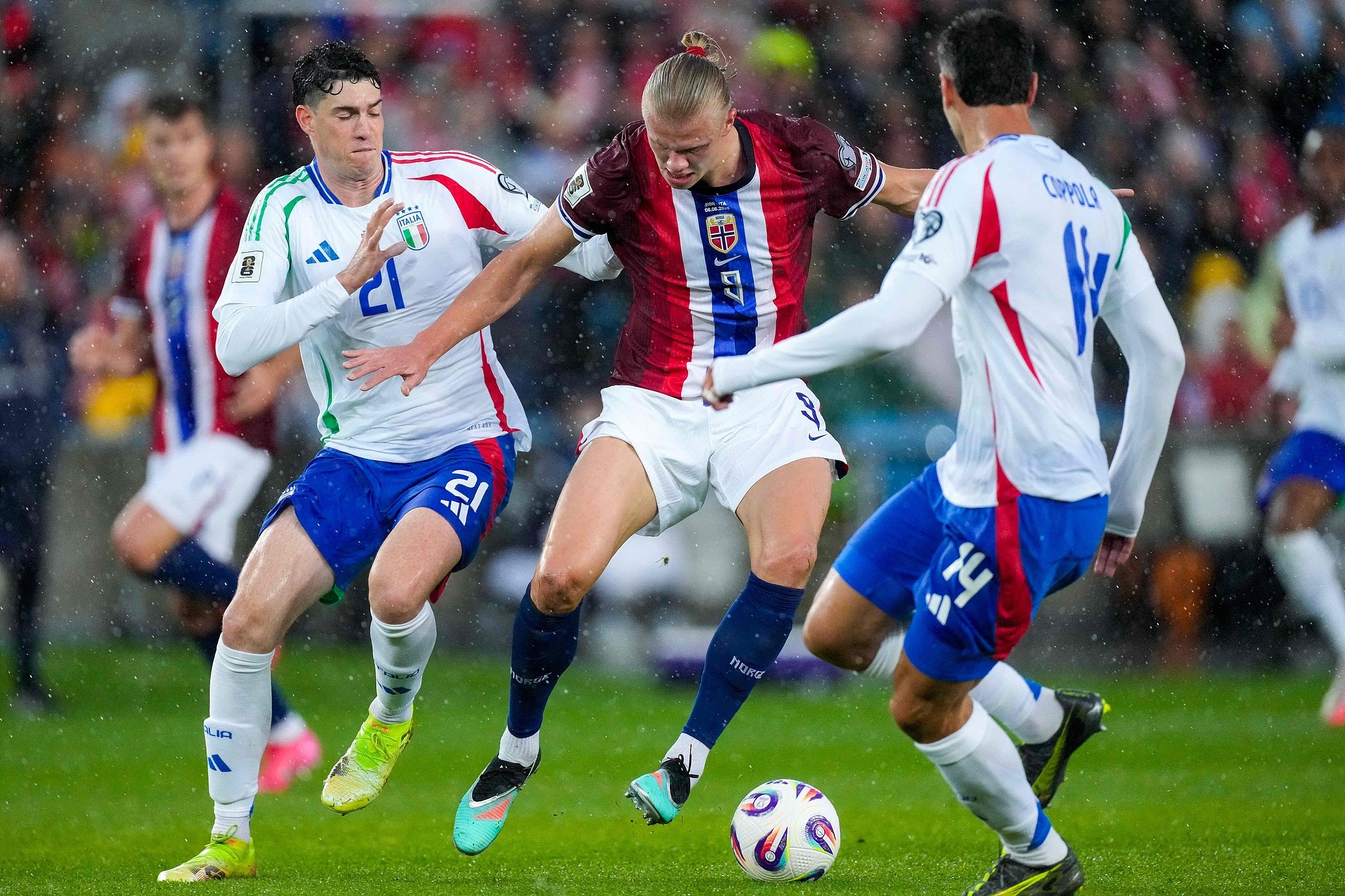 意大利2-0险胜却难翻盘，净胜球差17球，英超球星能在圣西罗上演奇迹吗