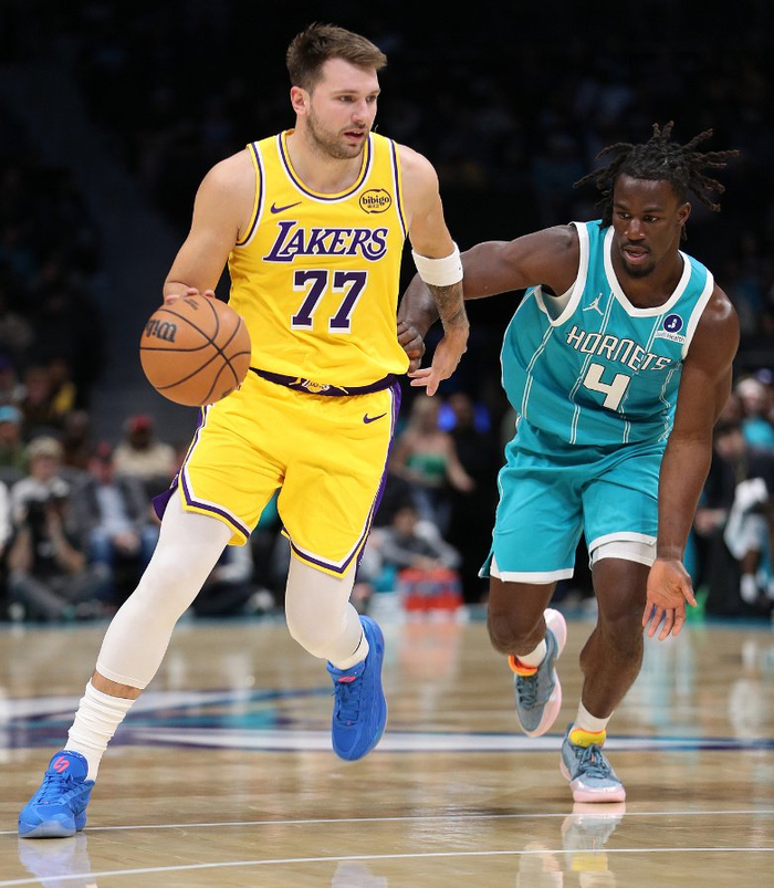 东契奇38分暴扣炸裂湖人！詹姆斯复出压力山大，NBA西部战火越烧越旺