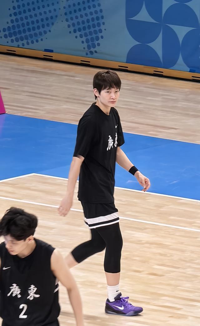 杨力维3分钟带伤首发，广东队闯四强，英超和NBA都没这戏码也没这情绪