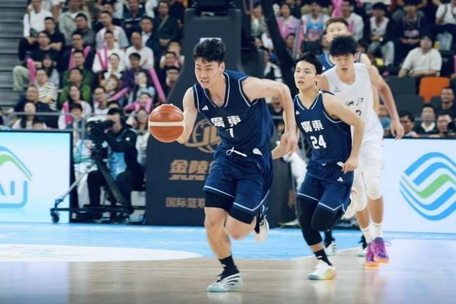 广东101:65碾压浙江，12年后重登高台，杜锋像NBA老油条还是英超主帅？