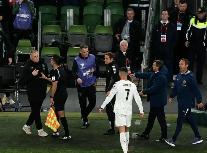 226场首红！克里斯蒂亚诺·罗纳尔多被罚下，英超球迷都在骂街