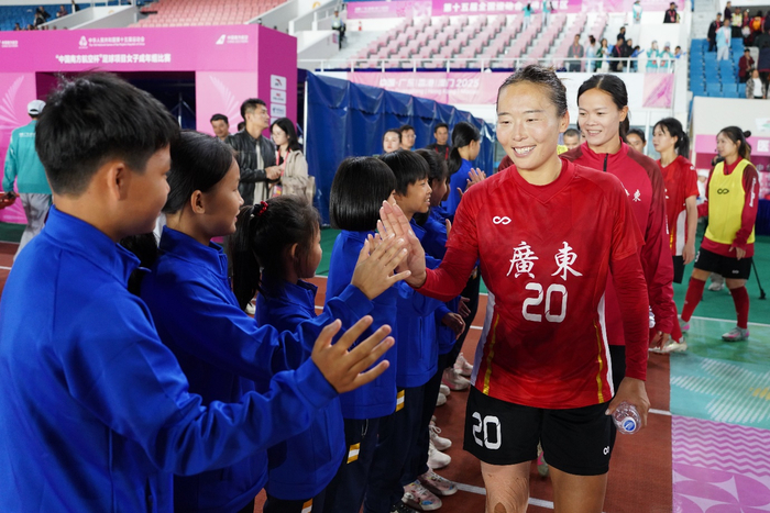 广东4比1进四强，女足夜场像英超高潮，国脚们也被这群小追风震到了