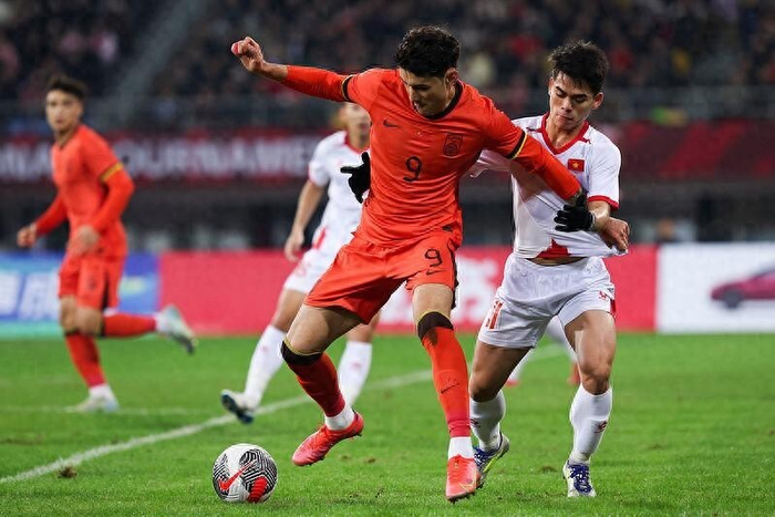 2场首轮分胜负：中国队0-1输越南，韩国2-0击倒亚洲冠军，英超球迷该笑还是该哭？
