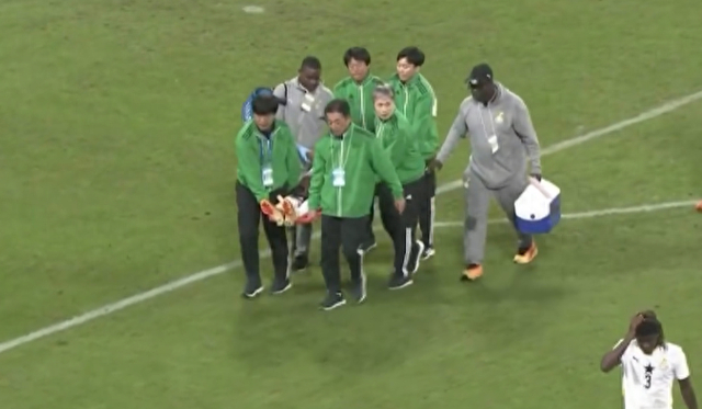 法甲新星阿布遭田中碧一脚断脚，麒麟杯加纳队魂掉链子现场急停4分钟