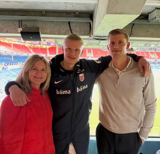 哈兰德25岁身价1.8亿欧，曼城15场19球可忍？还有弟弟在挪威啃书本？