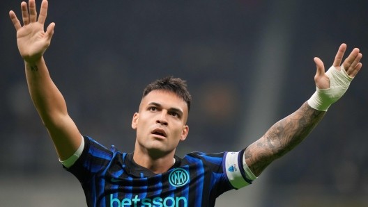 劳塔罗11场36球逆袭克雷斯波，国际米兰这“人间飞行”比足球赛还累人