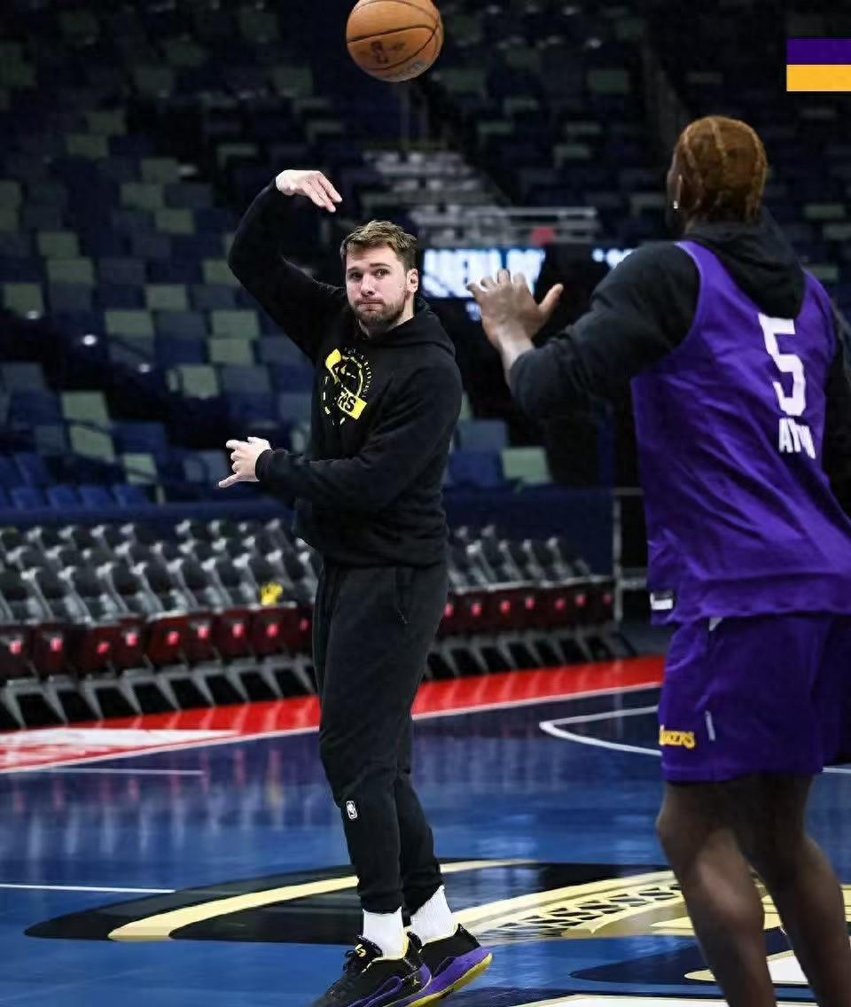 湖人5连客第3战：艾顿20+16扛起球队，NBA的8胜4负还能信谁？