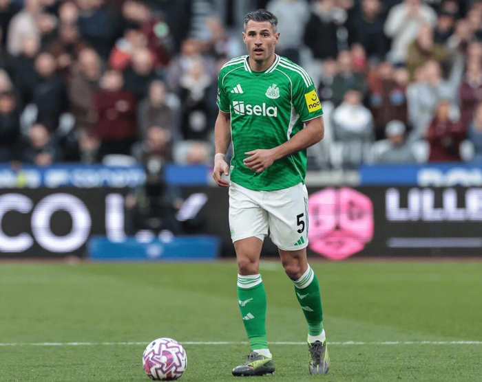 33岁舍尔冬窗可能离队，纽卡德甲双重选择难续约