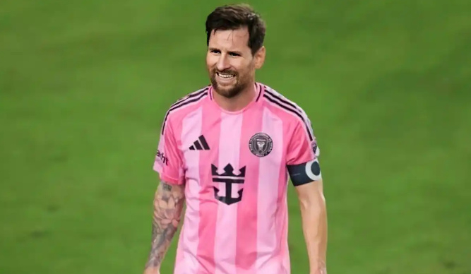 莱昂内尔·梅西2球2助，迈阿密美职联4-0晋级，球衣给妈妈惹讨论