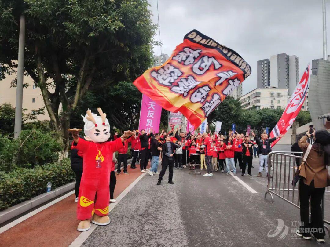 200斤鸡爪当欢迎礼：铜梁迎江津，球迷秀场比英超还热闹