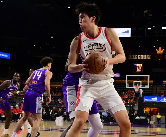 107-104险胜，g联赛首秀杨瀚森8分13板，能和周琦(篮球运动员)、易建联比肩？