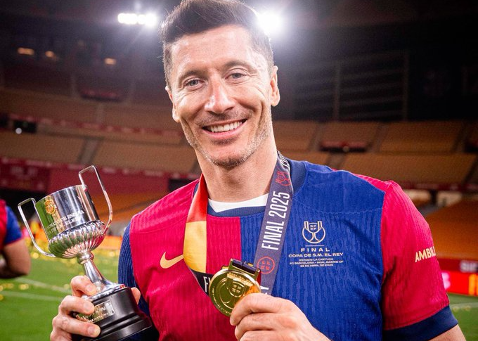 莱万1月离队传闻被泼冷水，巴萨在西甲要战到6月不是嘴上说说