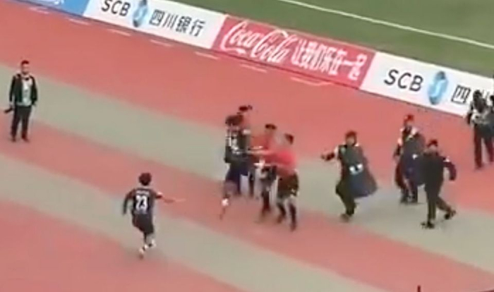 川超联赛11月15日3-3绝平：凉山主场1分成导火索，球员飞踹裁判引爆看台