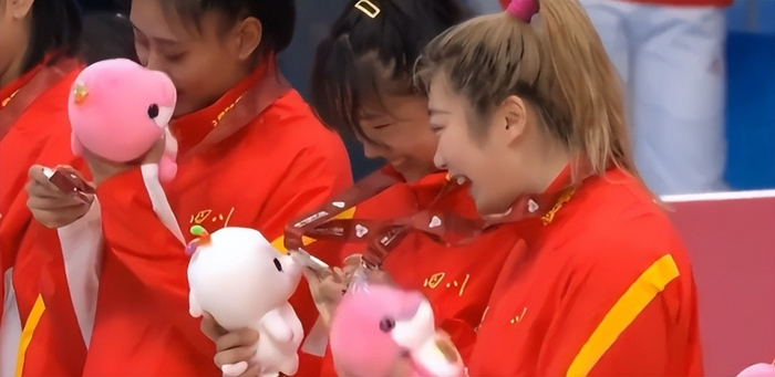 四川女篮68-74憾负，国家队班底被广东按在地上像英超降级？