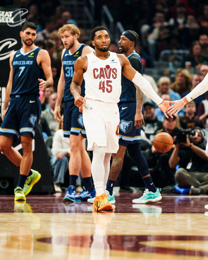 骑士108比100逆转灰熊：米切尔30分末节起飞，灰熊4连败，NBA又见翻车