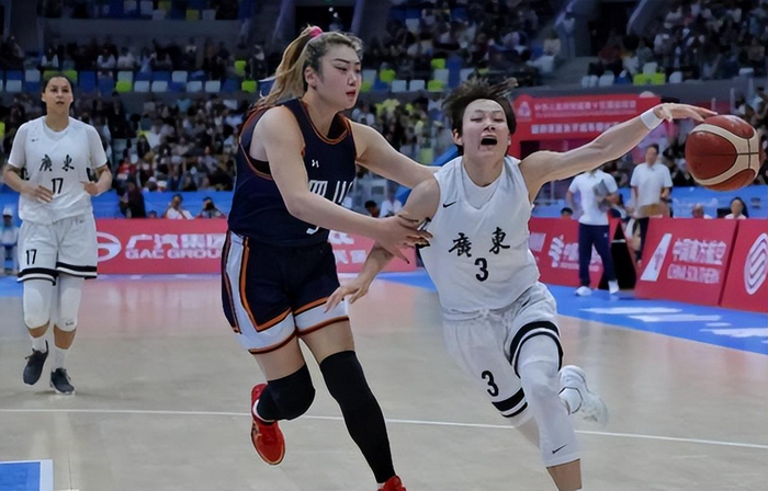 68-74！四川女篮亚军来了：韩旭刘禹彤双塔不香？英超、NBA球迷都懵