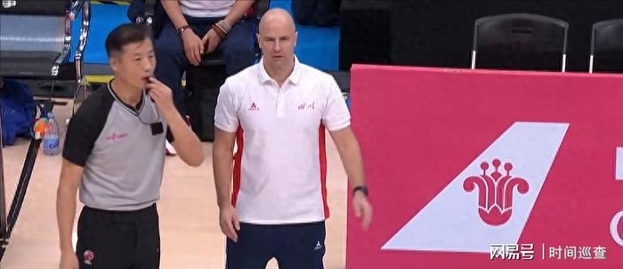 5次争议判罚搅局，WCBA那晚广东女篮比NBA翻车还尴尬