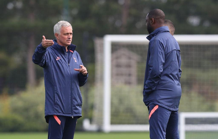 穆里尼奥入主热刺第1季，英超争冠梦和理发店那通震惊的FaceTime