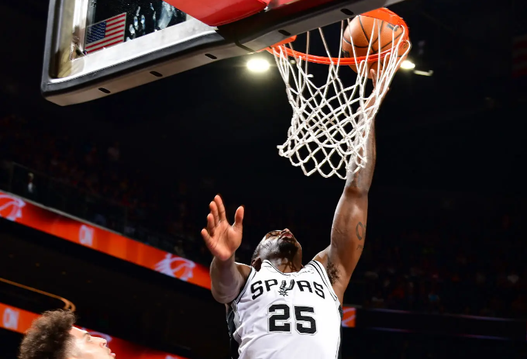 120比98，NBA发展联盟：奥斯汀马刺3连胜，琼斯爆31分