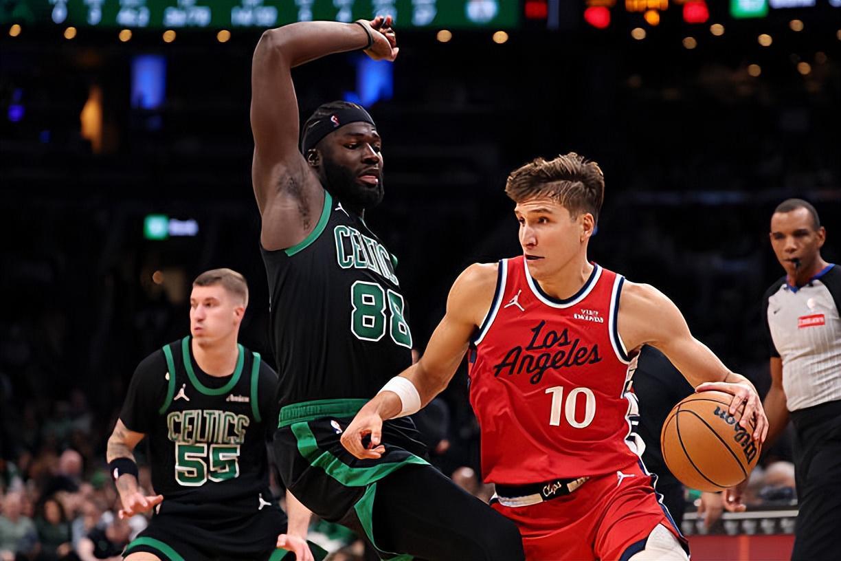 121-118惊心动魄：NBA常规赛快船队问题多到开挂，哈登撑不住