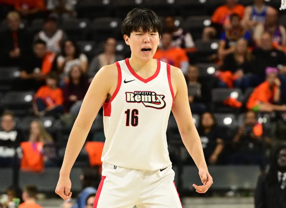 南湾湖人113-111险胜撕裂之城，杨瀚森21分难救主詹姆斯却提前撤退