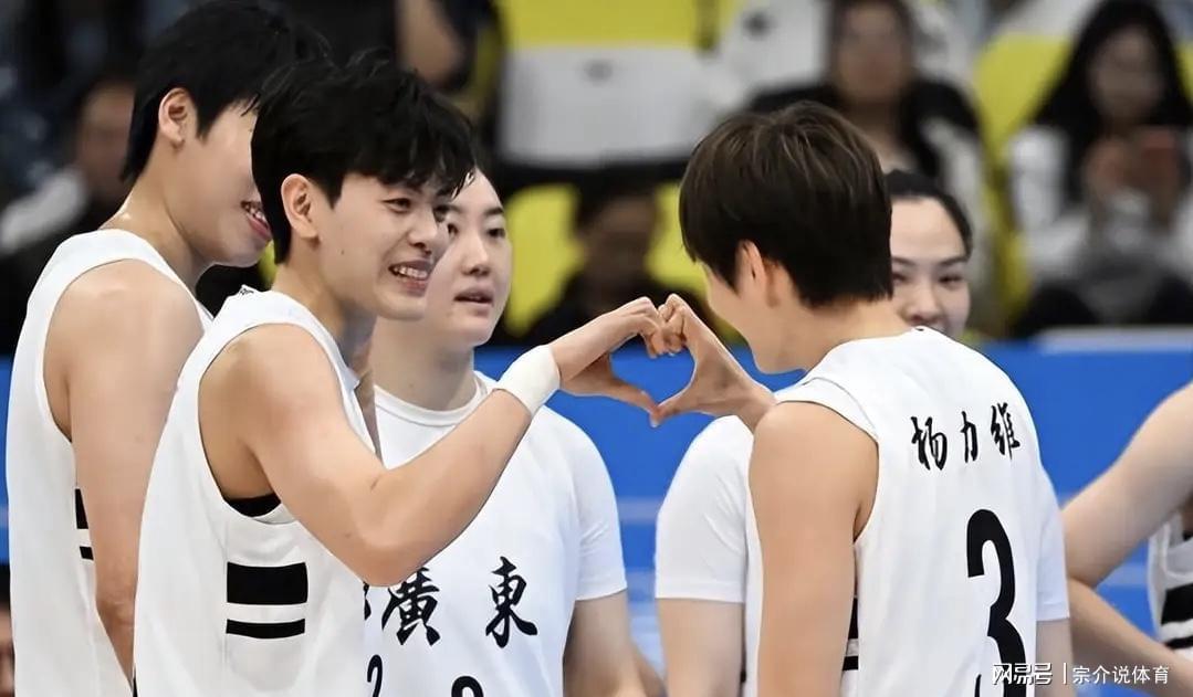 广东女篮夺金，杨舒宇22分压垮李梦，郑薇回国家队？比英超冲突还刺眼