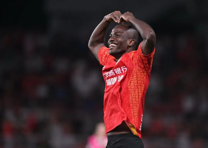 10次助攻排第5，安以恩领衔辽宁中甲冲超，花车烟花把足球变成庆功秀