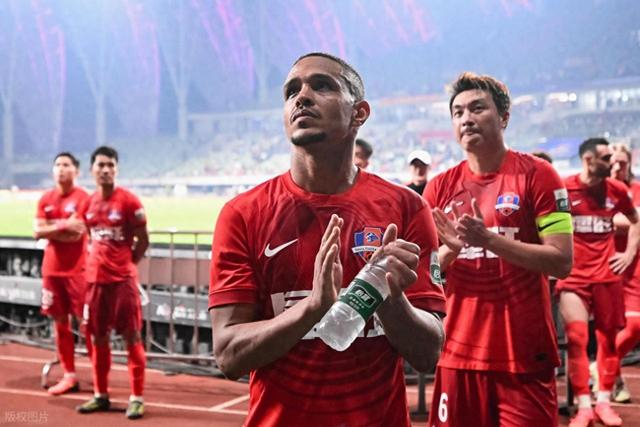 中超梅州客家防线崩盘，10场丢球第一，降级警报拉响！还敢侥幸？