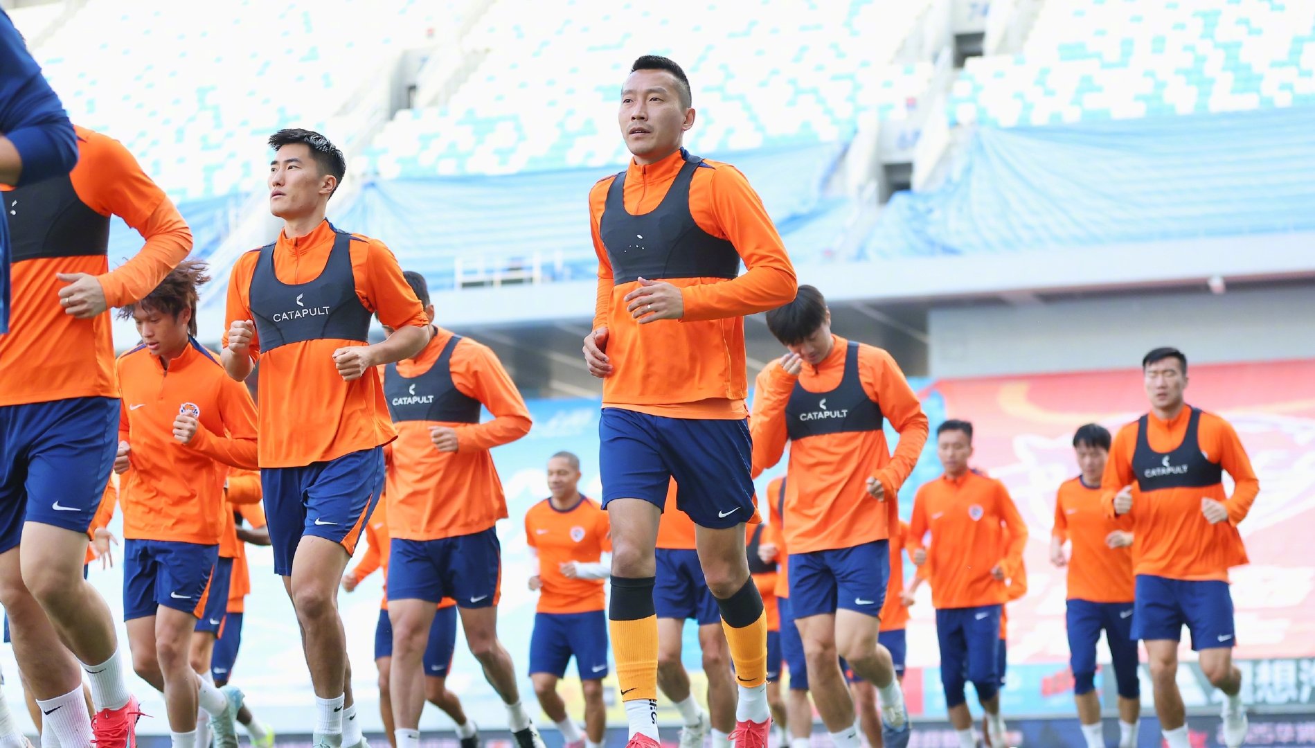 青岛海牛领先3分，中超最后轮：躺赢还是靠自己？像英超保级戏码