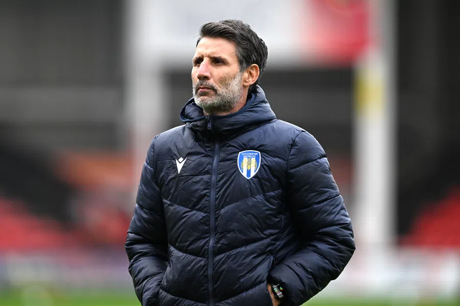 科尔切斯特联英乙16轮爆冷2-0，连两辆大巴爆胎靠出租车拼到胜